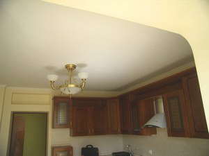 Матовый натяжной потолок на кухню