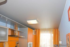 Сатиновый натяжной потолок на кухню