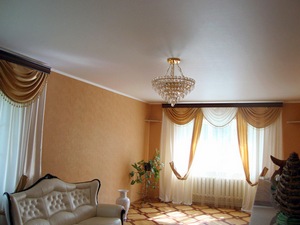 Сатиновый натяжной потолок в гостиную